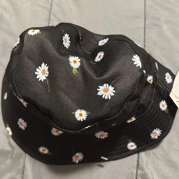Alice + Olivia AO X FABFITFUN Reversible Daisy Print Bucket Hat One Size - Picture 5 of 11